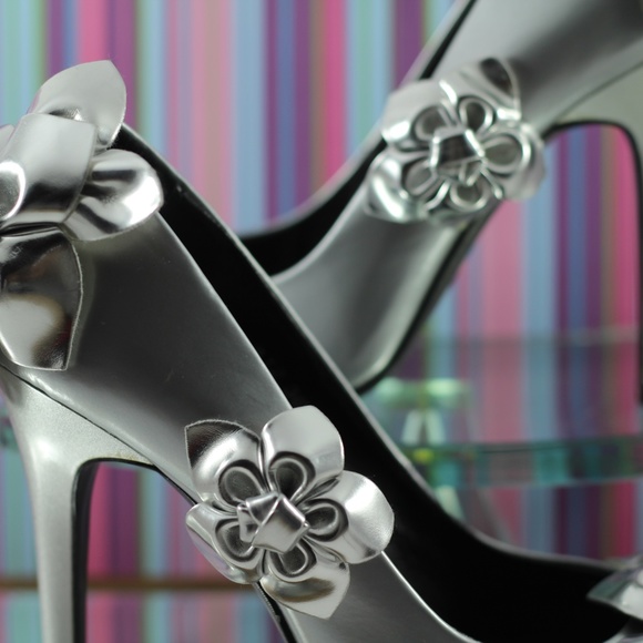 Roger Vivier Silver Leather Pumps - Picture 11 of 16